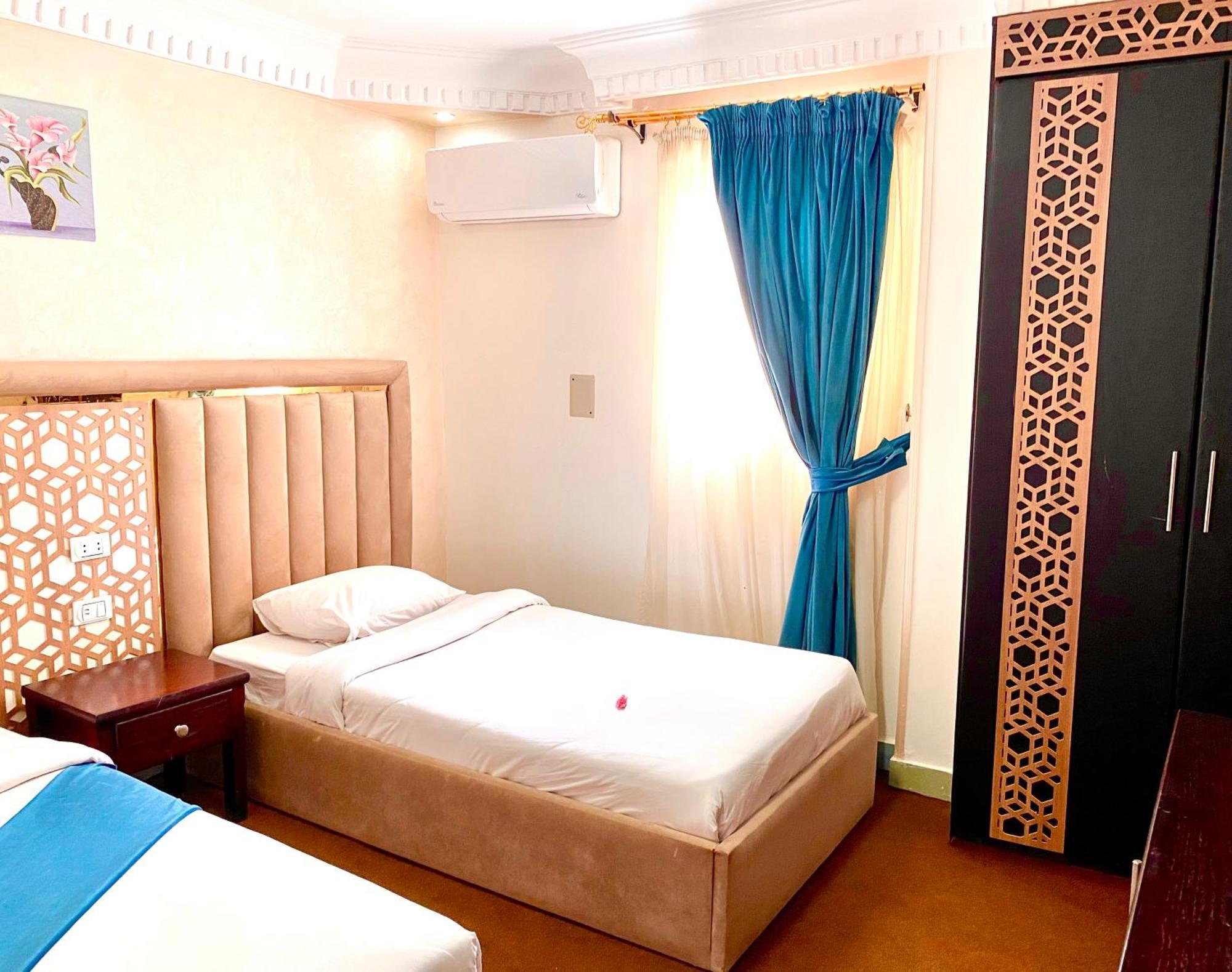 Golden Pyramids Inn Kafrat al Jabal Exterior photo