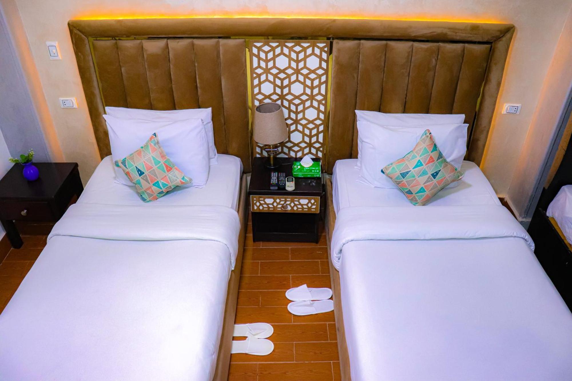 Golden Pyramids Inn Kafrat al Jabal Exterior photo
