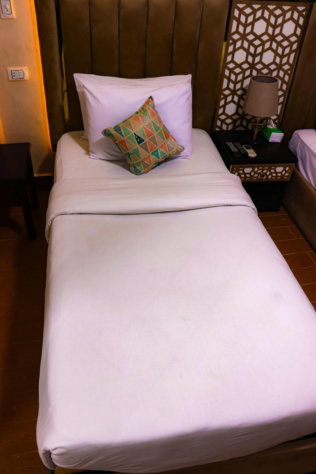 Golden Pyramids Inn Kafrat al Jabal Exterior photo