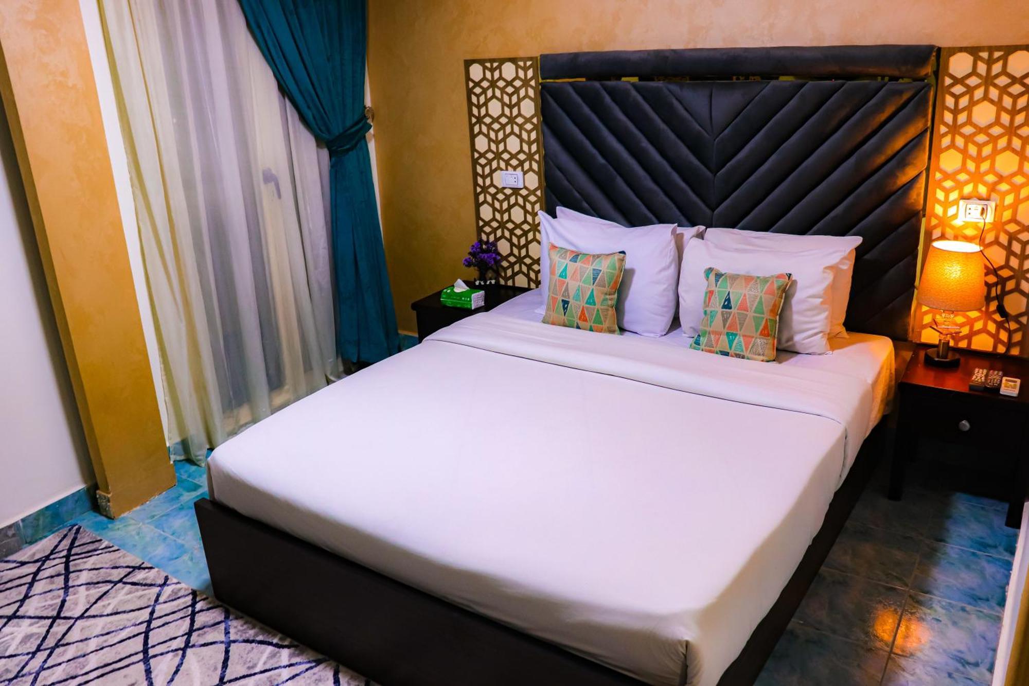 Golden Pyramids Inn Kafrat al Jabal Exterior photo