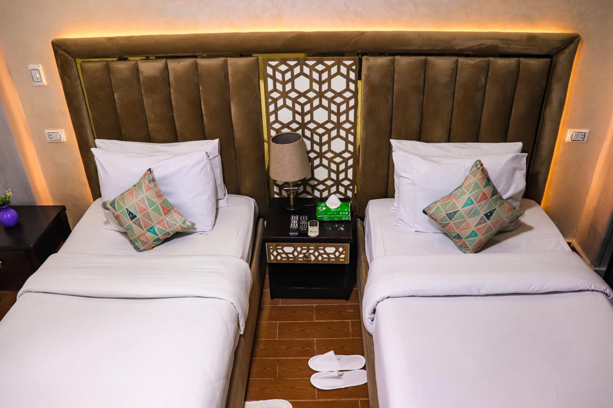 Golden Pyramids Inn Kafrat al Jabal Exterior photo